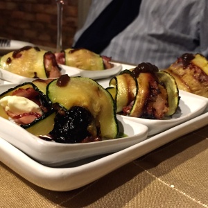 Rollos de calabacin relleno de queso crema, datiles y tozineta 