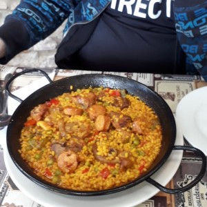paella con manos de cerdo costilla y butifarra