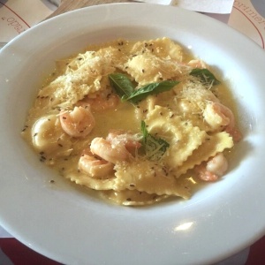 Raviolis con salmon y salsa de camarones