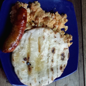 Huevos pericos con chorizo