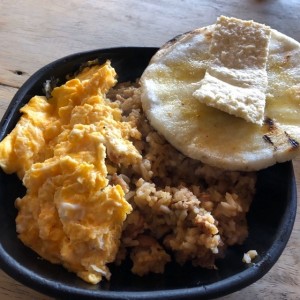 Calentao de Frijol con huevo revuelto
