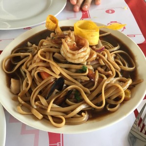 tallarin saltado de mariscos