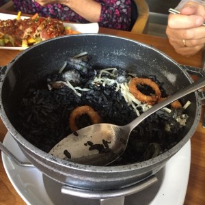 Arroz con mariscos en tinta de calamar