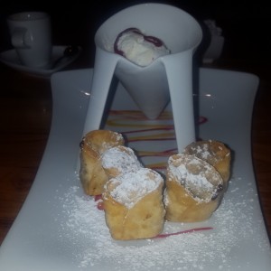 Wonton de nutella con helado de vainilla