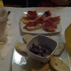 Sangria de cava-tiras de lomo en salsa de queso azul y montaditos de jamon serrano