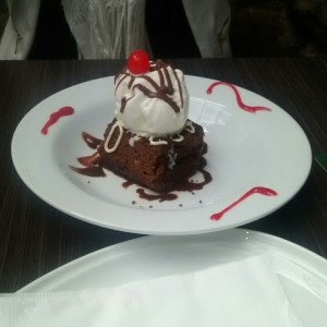 Brownie con helado de vainilla 
