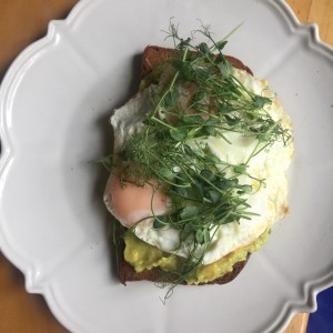 Tosta en pan de centeno de aguacate y huevo 