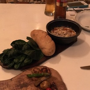 queso de cabra, miel y nueces. 