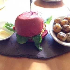 Hamburguesa de Lentejas en pan de Remolacha