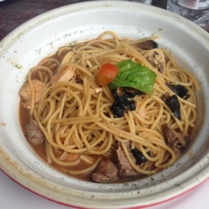 Pasta con lomo y camarones 