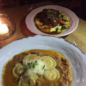 Ravioli de platano maduro y asado de tira