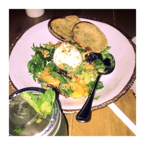 Burrata, rugula, duraznos horneados, nueces y pan