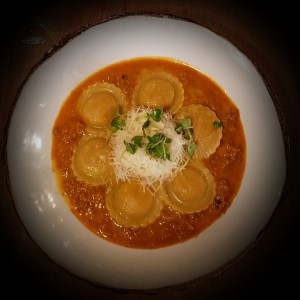 Ravioli de Platano, sobre Ragu de Cordero