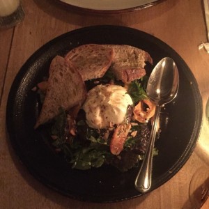 Burrata con duraznos al horno.
