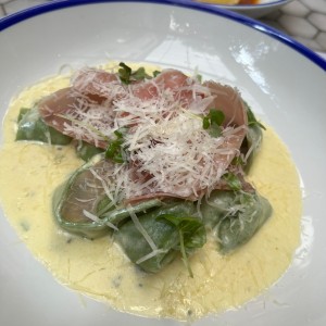 Cappetttelli verde en salsa de 4 quesos con prosciuto