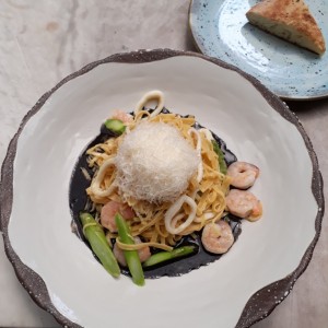 Spagueti con frutos de mar