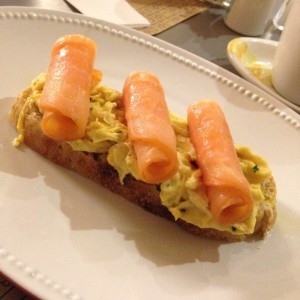 crostini con salmon ahumado