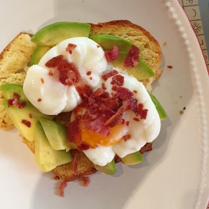 Tostada de aguacate con pan brioche