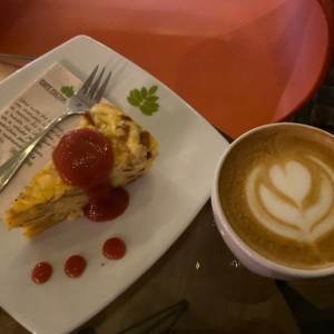 Capuchino con cafe Don Agustino y torta de almojabana