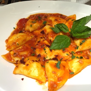 Mezzalune de queso salsa amatriciana