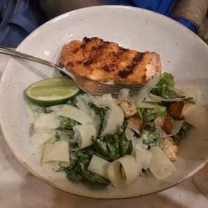 Salmon y ensalada Cesar