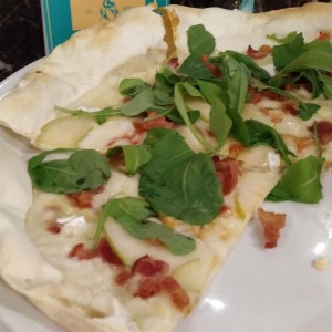 poza de queso brie con manzana y tocineta