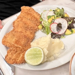 Pollo Milanese con pure de papa y ensalada