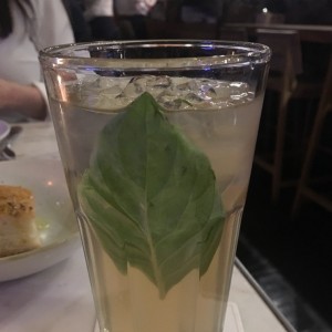 limonada de jengibre con albahaca