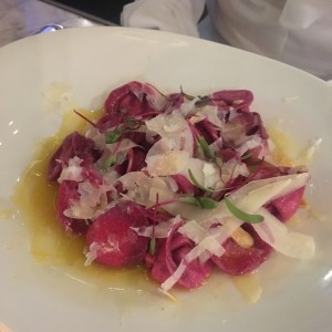 pasta de remolacha rellena de queso de cabra