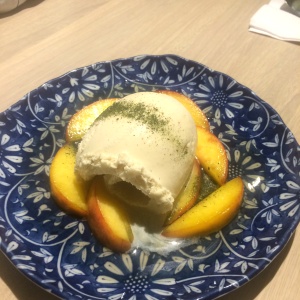 duraznos caramelizados con sake y helado de vainilla