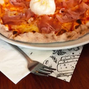 pizza con burrata y prosciutto