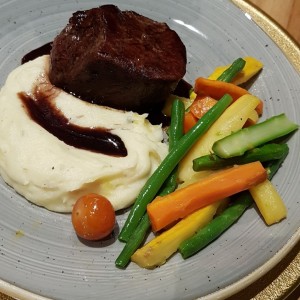carne al vino con pure y vegetales salteados