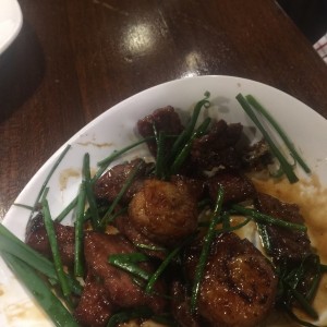 beef mongolian con camarones (surf and turf)