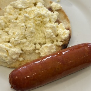 Arepa con quesito / chorizo. 