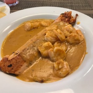 salmon en salsa de camarones
