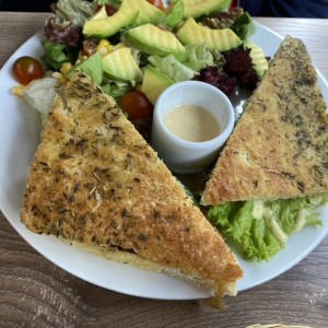 Sandwich roast beef con ensalada
