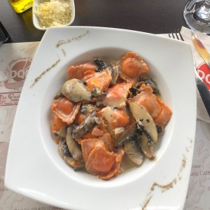Ravioli de salmón con champiñones 