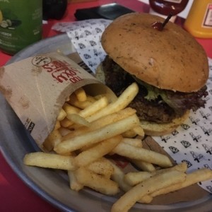 hamburguesa de toconeta y parmesano, pan de oregano