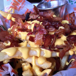 Papas con queso y tocineta