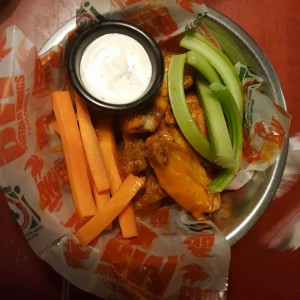 Alitas con salsa buffalo