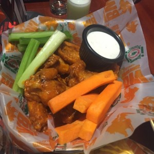 Alitas en salsa buffalo