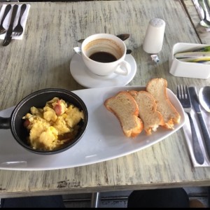 Huevos revueltos con maiz y salchicha