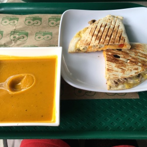 Philly quesadilla y sopa de auyama