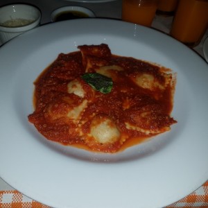 Raviolis de carne con salsa bolognesa