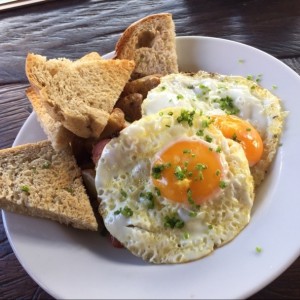 Huevos estrellados con chorizo santarrpsano