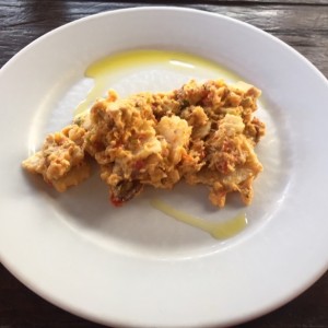Huevos revueltos con migas de arepa