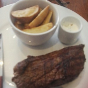 Bife de chorizo, papa en cascos y sour cream
