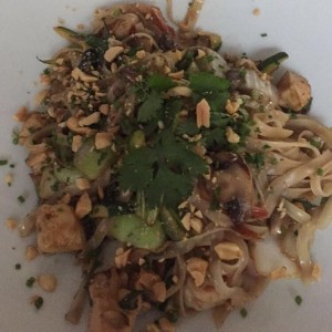 Pad Thai con pollo y langostinos