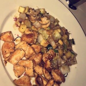 Pollo con verduras en salsa teriyaki