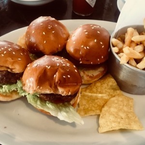 Hamburguesitas con salsas 